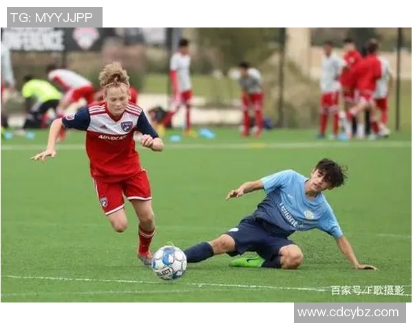 《足球巨星跨界挑战赛球场外的精彩对决与人生碰撞》