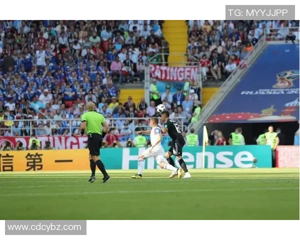 足球传奇汇聚一堂众星云集展现球场荣耀与友谊